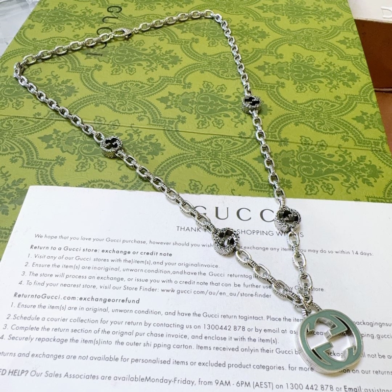 G*u*i necklaces